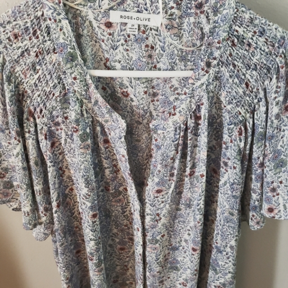 Rose & Olive smocked flutter sleeve 2x button down lavender and sage nwot